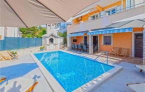 Vacation house with heated swimming pool 70 meters from the beach-Bobanac